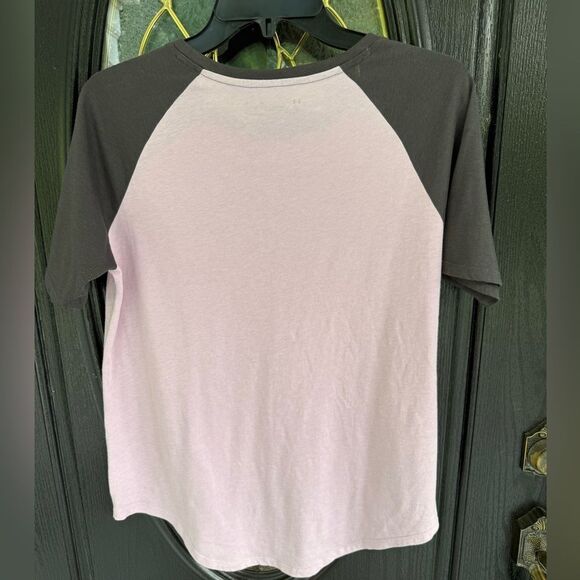 Under Armour Pink and Black Short Sleeve Tee. Size M. Great Condition. - Picture 3 of 5
